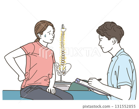 一名女性患者正在向醫療保健專業人士諮詢有關腰痛的問題 131552855