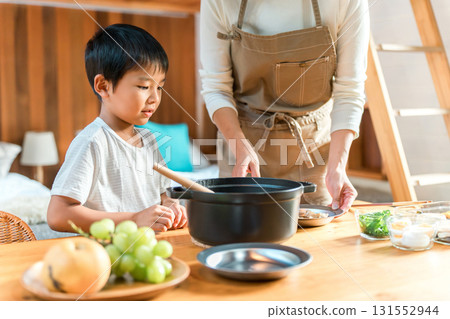一家人在小屋裡一起做飯、準備飯菜、享用咖哩（家庭旅行/豪華露營） 131552944
