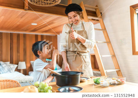一家人在小屋裡一起做飯、準備飯菜、享用咖哩（家庭旅行/豪華露營） 131552948