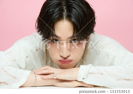粉紅色背景中一位可愛的亞洲年輕男子的肖像 131553013