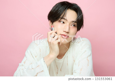 粉紅色背景中一位可愛的亞洲年輕男子的肖像 粉紅色背景中一位可愛的亞洲年輕男子的肖像 131553061
