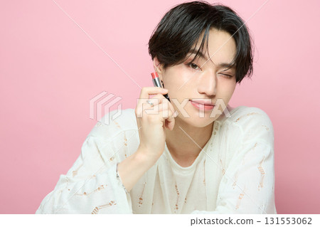 粉紅色背景中一位可愛的亞洲年輕男子的肖像 131553062