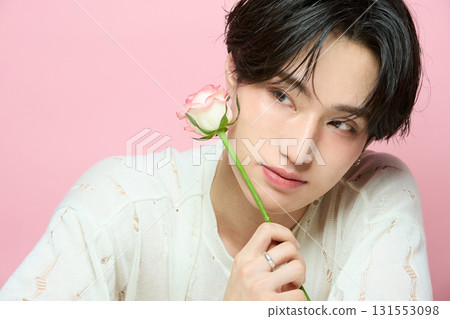 粉紅色背景中一位可愛的亞洲年輕男子的肖像 粉紅色背景中一位可愛的亞洲年輕男子的肖像 131553098