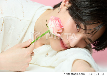 粉紅色背景中一位可愛的亞洲年輕男子的肖像 131553131