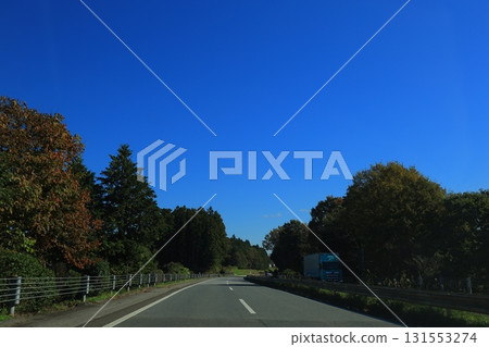 蔚藍的天空蔓延到路的另一邊 蔚藍的天空蔓延到路的另一邊 131553274