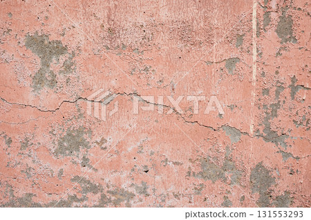 粉紅色混凝土牆體紋理，具有褪色和破裂的幾何圖案。 131553293