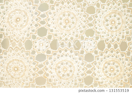 白色蕾絲窗簾的特寫。幾何圖案背景材料 131553519