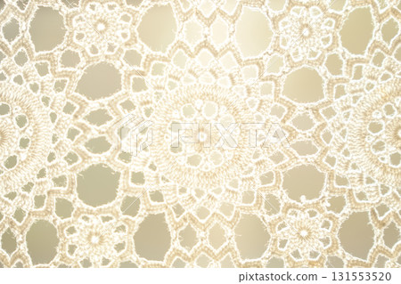 白色蕾絲窗簾的特寫。幾何圖案背景材料 白色蕾絲窗簾的特寫。幾何圖案背景材料 131553520