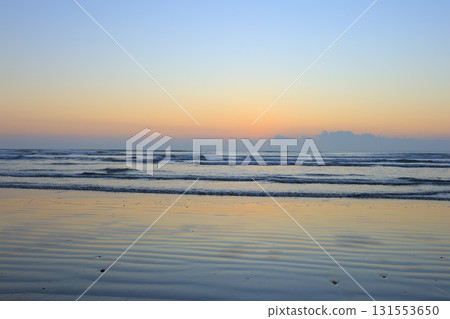 早晨陽光下的海灘 早晨陽光下的海灘 131553650