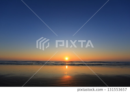 早晨陽光下的海灘 131553657
