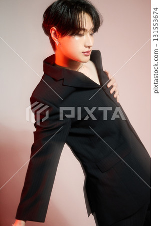 一位化妝的酷酷亞洲年輕男子的肖像 一位化妝的酷酷亞洲年輕男子的肖像 131553674