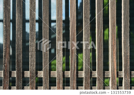 透過格子屏風看到的建築物和植物。日本傳統建築的背景材料 透過格子屏風看到的建築物和植物。日本傳統建築的背景材料 131553739