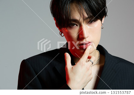 一位化妝的酷酷亞洲年輕男子的肖像 一位化妝的酷酷亞洲年輕男子的肖像 131553787