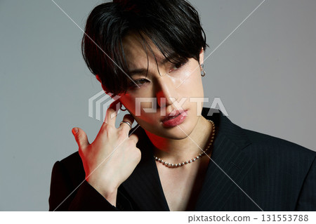 一位化妝的酷酷亞洲年輕男子的肖像 131553788