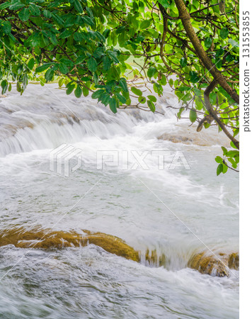 貴州黃果樹景區的山間瀑布流水景觀 131553855
