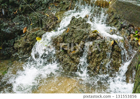 貴州黃果樹景區的山間瀑布流水景觀 131553856