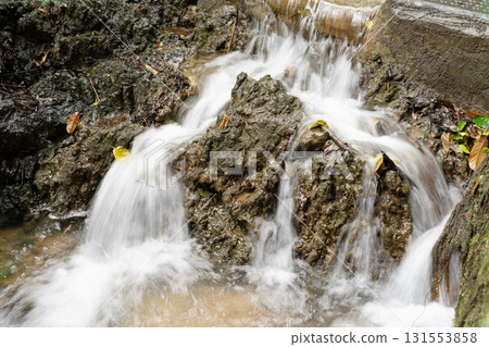 貴州黃果樹景區的山間瀑布流水景觀 131553858
