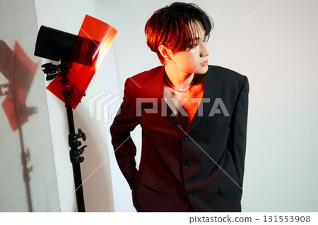 一位化妝的酷酷亞洲年輕男子的肖像 131553908