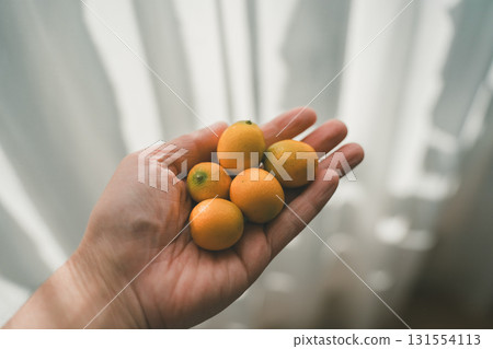 Eat kumquats 131554113