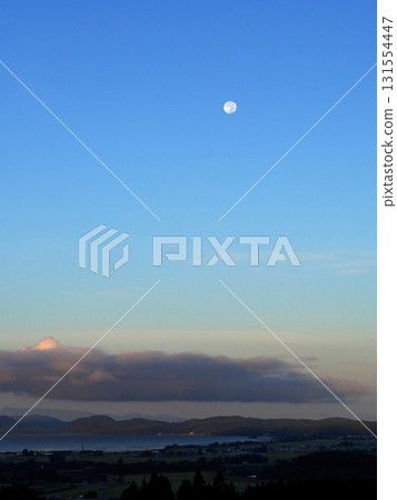 清晨的豬苗代湖天空，粉紅色的雲還殘留著朝霞，白色的月亮漂浮在蔚藍的天空中，美麗極了。 131554447
