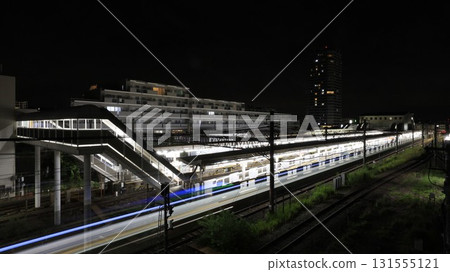 東急田園都會線長津田站的夜景，以及列車出站時的光跡 131555121