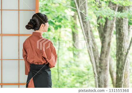 在老字號溫泉旅館、高級旅館、旅館工作的中井小姐和女房東 在老字號溫泉旅館、高級旅館、旅館工作的中井小姐和女房東 131555368