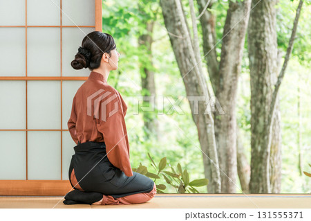 在老字號溫泉旅館、高級旅館、旅館工作的中井小姐和女房東 131555371