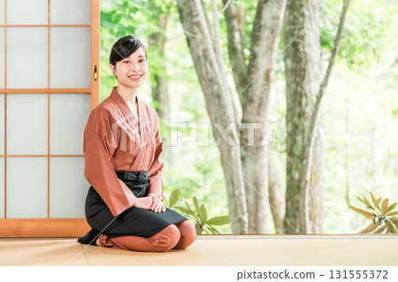 在老字號溫泉旅館、高級旅館、旅館工作的中井小姐和女房東 在老字號溫泉旅館、高級旅館、旅館工作的中井小姐和女房東 131555372