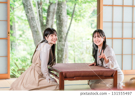 一位年輕的亞洲女性前往旅館/溫泉旅館進行女孩之旅(旅行、日式房間、陽台) 一位年輕的亞洲女性前往旅館/溫泉旅館進行女孩之旅(旅行、日式房間、陽台) 131555497