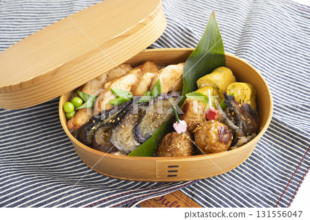 Healthy bento lunches made with bento boxes Healthy bento lunches made with bento boxes 131556047