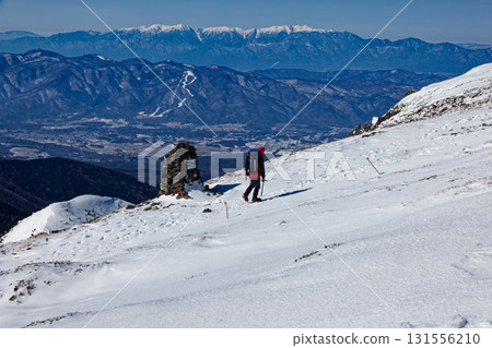 冬季攀登八嶽山脈五嶽山頂和中央阿爾卑斯山的登山者 131556210