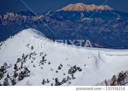 Akaiwanoto and Ontake seen from the Iodake ridgeline of the Yatsugatake mountain range in winter Akaiwanoto and Ontake seen from the Iodake ridgeline of the Yatsugatake mountain range in winter 131556218