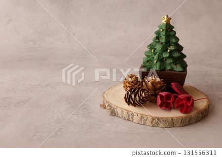 Christmas image with decorated Christmas tree Christmas image with decorated Christmas tree 131556311
