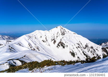 從雷鳥澤的登山道上眺望奧大日山。雪季期間攀登北阿爾卑斯山的奧大日山。 從雷鳥澤的登山道上眺望奧大日山。雪季期間攀登北阿爾卑斯山的奧大日山。 131556401