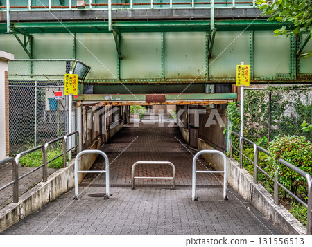 鐵路立體交叉下的人行道 131556513