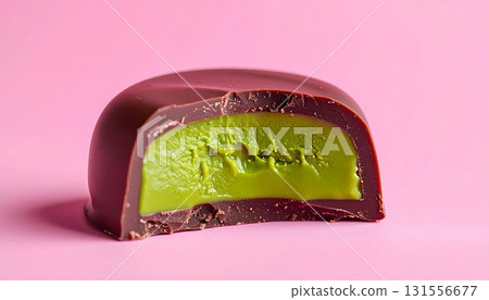 抹茶奶油巧克力的橫切面 濃鬱的抹茶甘納許 生成式人工智慧 抹茶奶油巧克力的橫切面 濃鬱的抹茶甘納許 生成式人工智慧 131556677