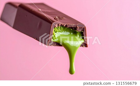 巧克力棒搭配抹茶奶油和流動的抹茶醬。 巧克力棒搭配抹茶奶油和流動的抹茶醬。 131556679