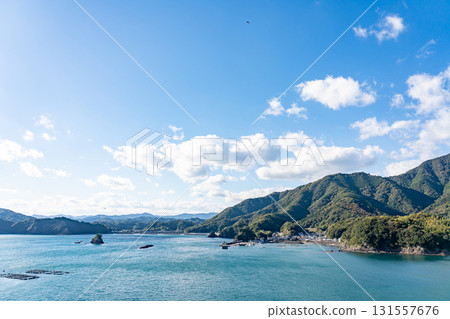 從三重縣南伊勢町中之磯展望台眺望的秋季新重灣和戶良漁港 131557676