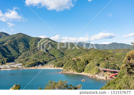 三重縣南伊勢町：從中之磯展望台可以眺望到秋季的南伊勢灣和漁村，還可以眺望南島大橋。 131557677