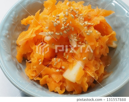 Carrot rapée, my wife's homemade cooking, dinner at home, happy family 131557888