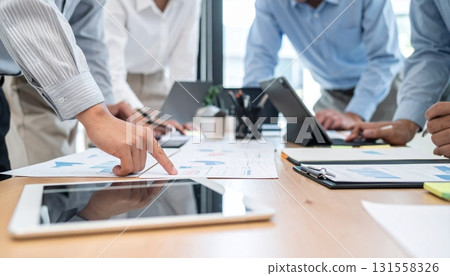 商務人士在辦公桌前開會 商務人士在辦公桌前開會 131558326