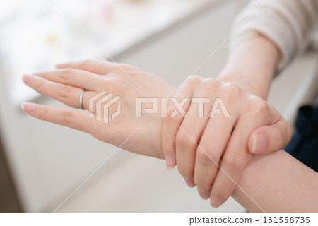 應用手奶油的少婦的手 應用手奶油的少婦的手 131558735