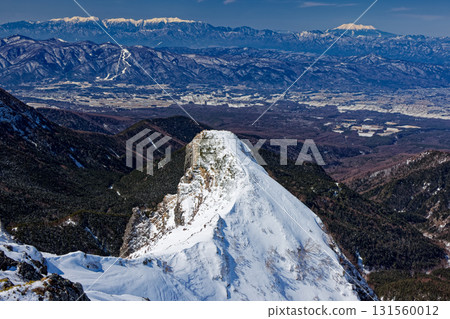 Daidoshin and the Central Alps, Mt. Ontake seen from the ridge of Yokodake in the Yatsugatake Mountain Range in winter 131560012