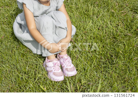 Girl sitting on the grass (Japanese, 5 years old, faceless) 131561724