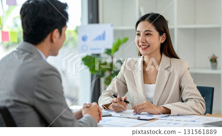 Exchange of opinions at a meeting 131561889