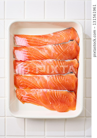 生鮭魚片 | 烹飪原料擺放在白色托盤上（瓷磚背景） 131561961