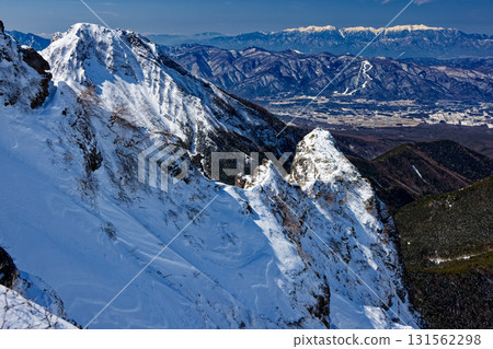 冬季，從八嶽山脈的橫岳眺望中央阿爾卑斯山脈的古土心山和阿彌陀岳的岩石山峰 131562298