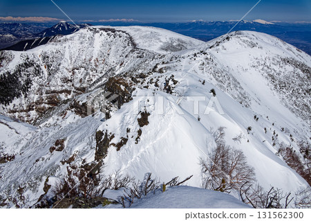 從八嶽山脈的橫岳眺望冬季的硫磺山、蓼科山、白馬山、淺間山 從八嶽山脈的橫岳眺望冬季的硫磺山、蓼科山、白馬山、淺間山 131562300