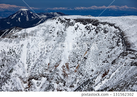 從八嶽山脈的橫岳眺望的硫磺山、蓼科山、妙高火內山脈的冬日景色 131562302