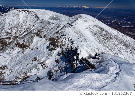 從八嶽山脈的橫山上眺望的硫磺山、妙高火內山和淺間山的冬日景色 131562307